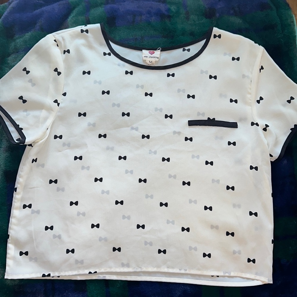 Women’s/ Girls Medium crew neck blouse
